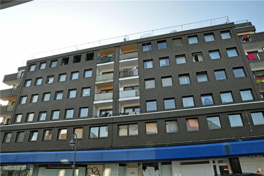 Ordnungsamt im Großeinsatz an der Langen Straße Das Haus an der Langen Straße 107: Es gilt als Problem-Haus, weil aus Sicht der Stadt oft nicht ganz klar ist, wer hier wohnt und wer nicht. Das wollte sie nun überprüfen.