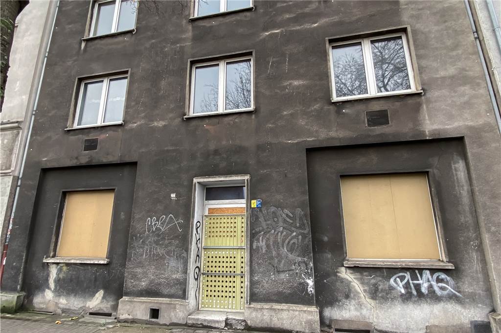 Das Haus Brunnenstraße 66 ist nach einem Brandschaden im April 2020 ebenfalls unbewohnt.