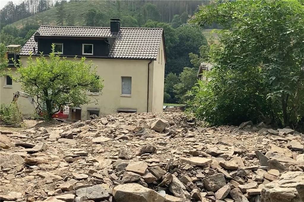 Das Haus der Fischers wenige Tage nach der Katastrophe. Der Garten ist voller Geröll.