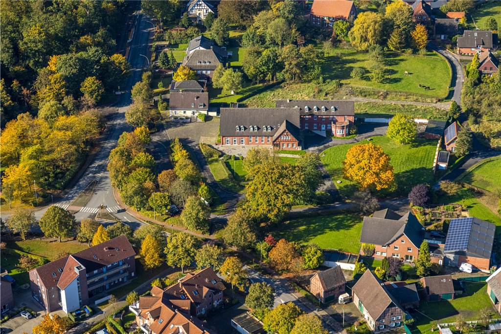 Das Haus Kreutzkamp kann auf eine über 500 Jahre lange Geschichte zurückblicken. Rund um den historischen Komplex wird es künftig mehrere Bauprojekte geben: Nordwestlich plant die Volksbank zwei Mehrfamilienhäuser mit acht Wohnungen. Zusätzlich dazu will die Ebrecht Immobolien GmbH drei Mehrfamilienhäuser errichten. Dafür müssten Teile des Hauses Kreutzkamp abgerissen werden.