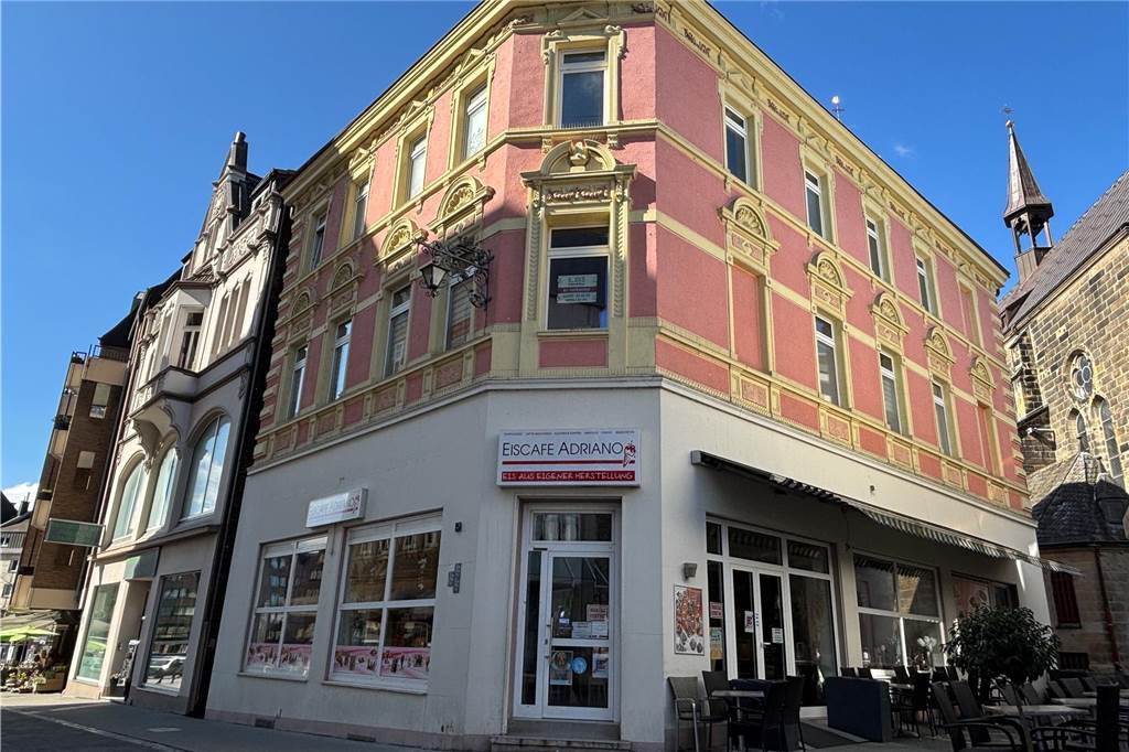 Markt-Gebäude zum Verkauf: Haus mit Eisdiele kostet 690.000 Euro Das Haus mit dem Eiscafé Adriano in der Castroper Altstadt kostet laut Anzeige knapp 700.000 Euro.