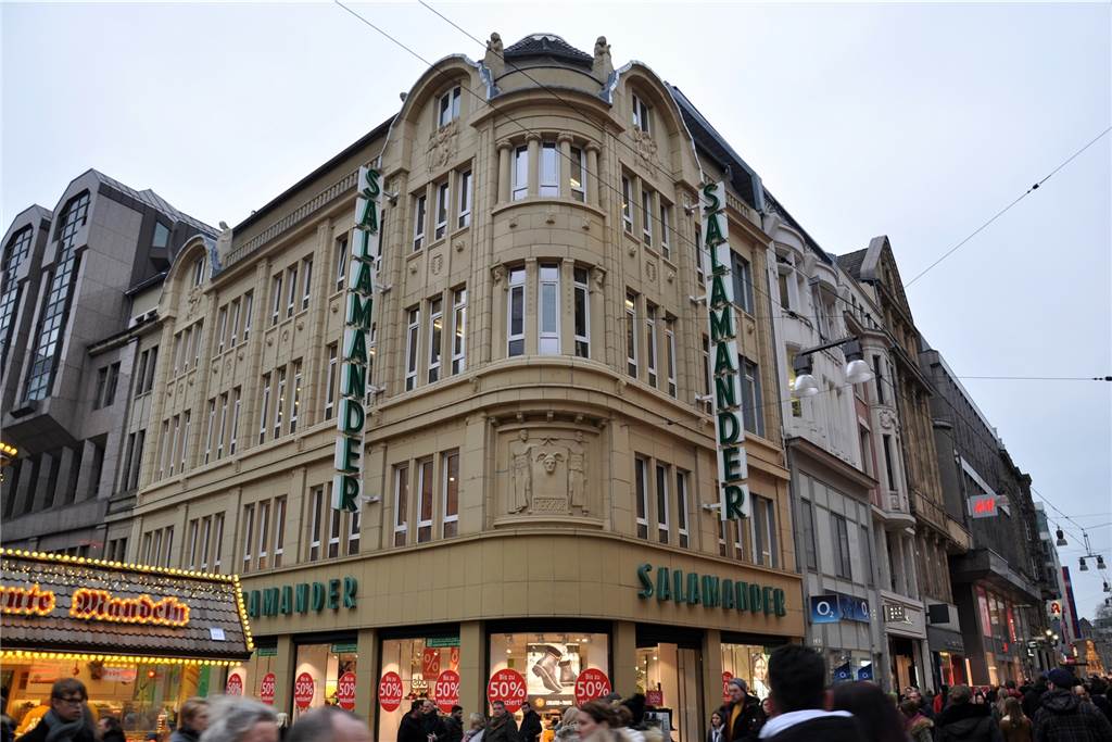 Das Haus mit der Adresse Westenhellweg 23 ist eines der schönsten Gebäude an Dortmunds Einkaufsstraße. Im obersten Stock unterhält Salamander eine Betriebswohnung.