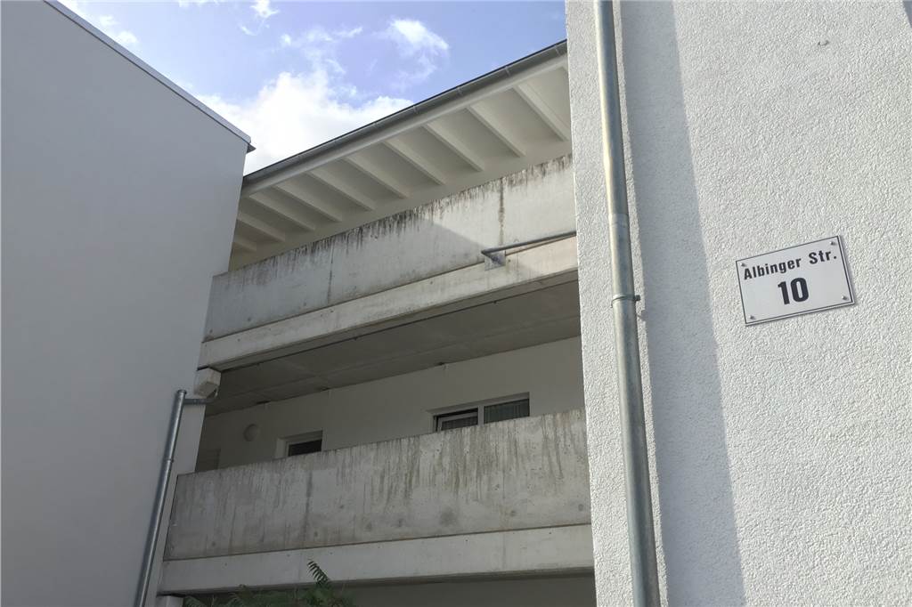 Neubau ist seit Jahren teils ein Rohbau - Mieter ist stocksauer Das Haus Nummer 10 in der Albinger Straße sieht auch von außen an manchen Stellen sanierungsbedürftig aus.