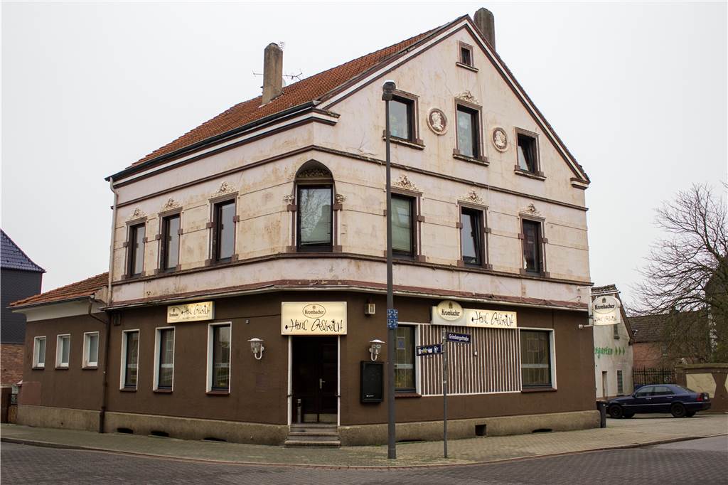 Haus Oe: Corny tritt am Samstag seine letzte Schicht am Zapfhahn an Das Haus Oestreich wurde am 2. Juni 120 Jahre alt und verfügt über einen Tanzsaal und einen Biergarten. Offenbar gibt es bereits einen neuen Pächter.