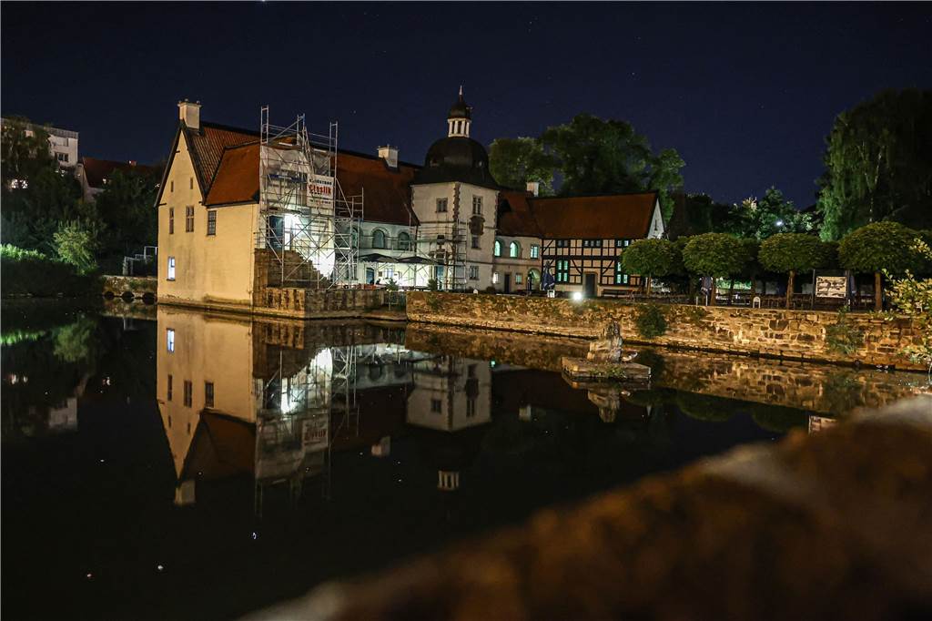 Verbot von Beleuchtung: Wie groß ist der Unterschied in Dortmund? Das Haus Rodenberg im Aplerbeck in der Nacht vom 1. auf den 2.9.