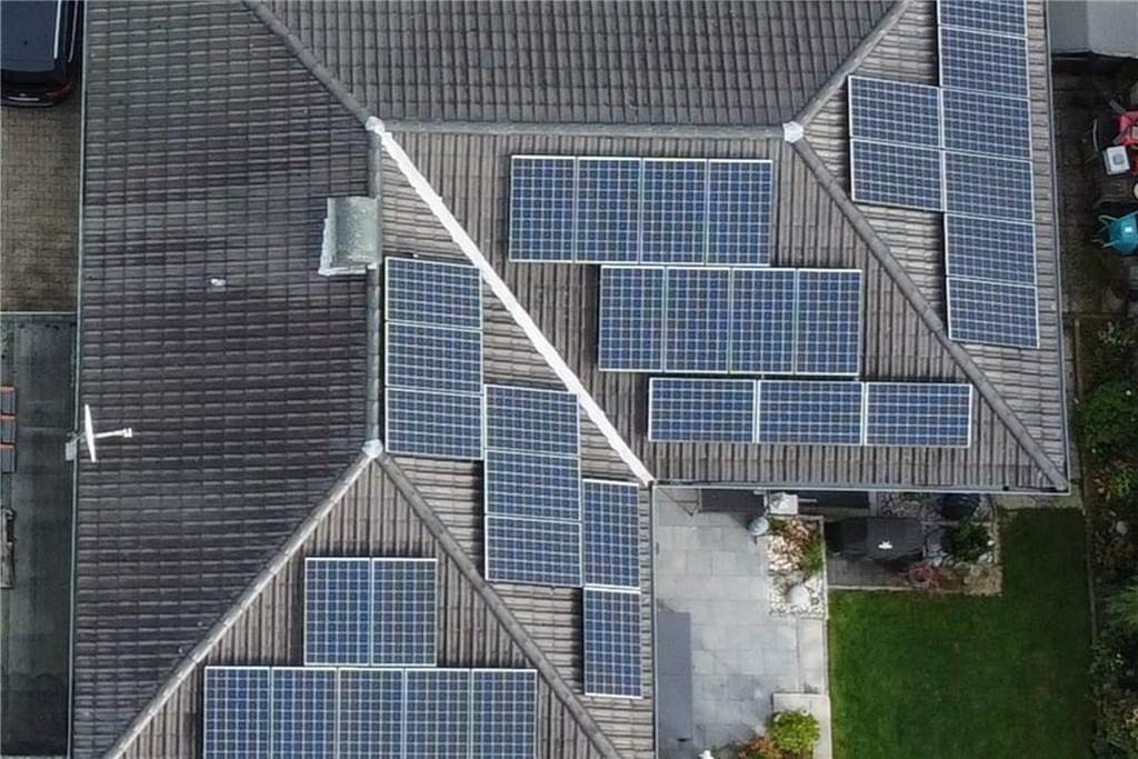 Über 700 Euro im Monat für Strom: Kamener (72) klagt die Politik an Das Haus von Heinrich Gerd Ehresmann aus der Drohnenperspektive. Die PV-Anlage auf dem Dach erzeugt zwar Strom, aber den kann der Hausherr nicht für seine Heizungsanlage nutzen.