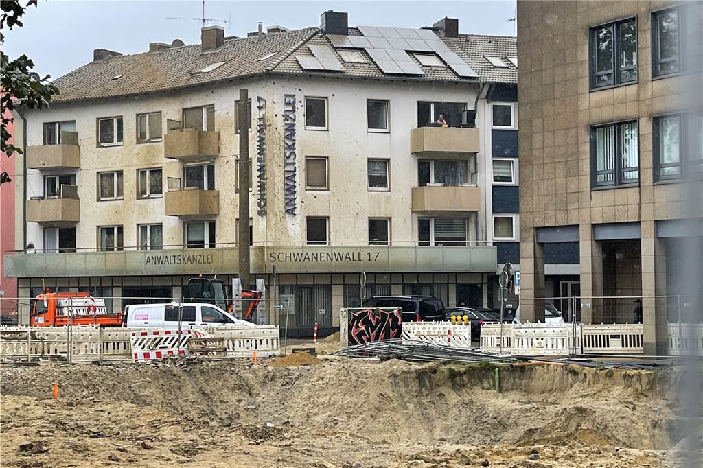 Schäden nach der Bomben-Sprengung: „Jetzt fängt man wieder von vorne an“ Das Haus von Ursula Andernach liegt in unmittelbarer Nähe des Platzes von Novi Sad, wo der Blindgänger kontrolliert gesprengt worden ist.