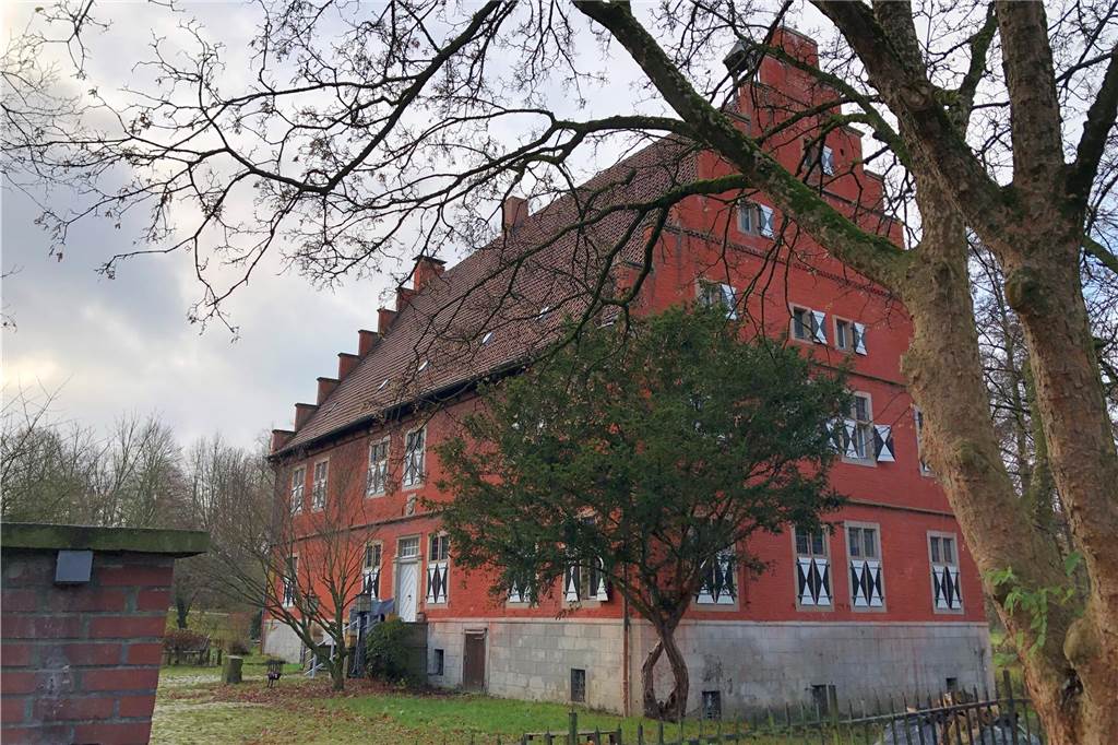 Stadt kauft wohl altes Wasserschloss Haus Wenge in Lanstrop Das Haus Wenge in Lanstrop befindet sich immer noch weitgehend im Dornröschenschlaf.