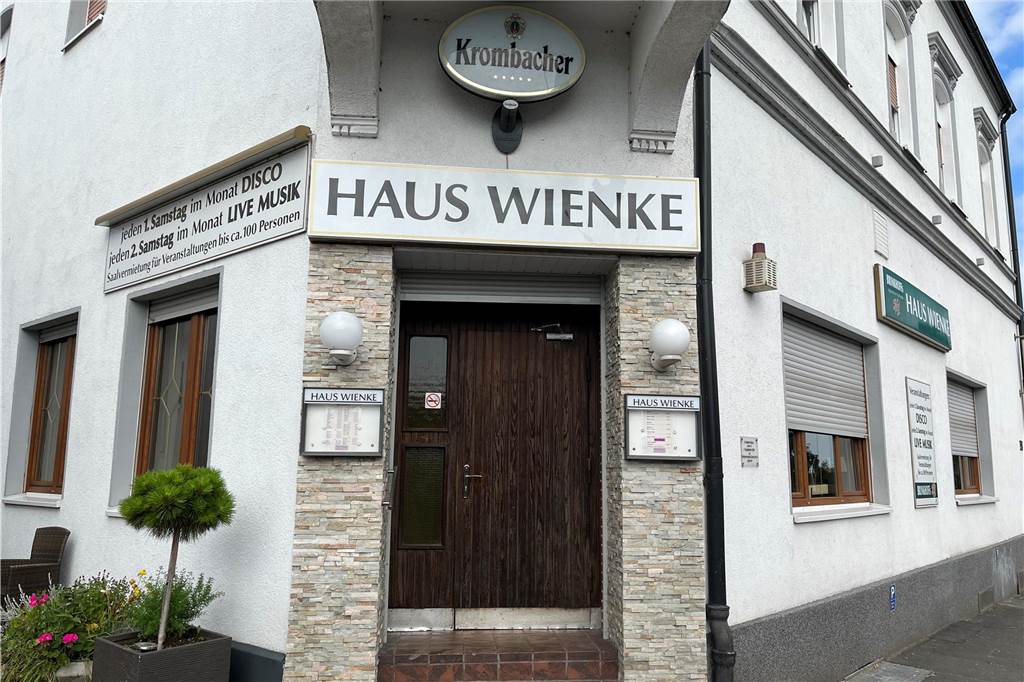 In diesen Kneipen läuft das Finale: Eine verteilt kostenlose Würstchen Das Haus Wienke von außen.