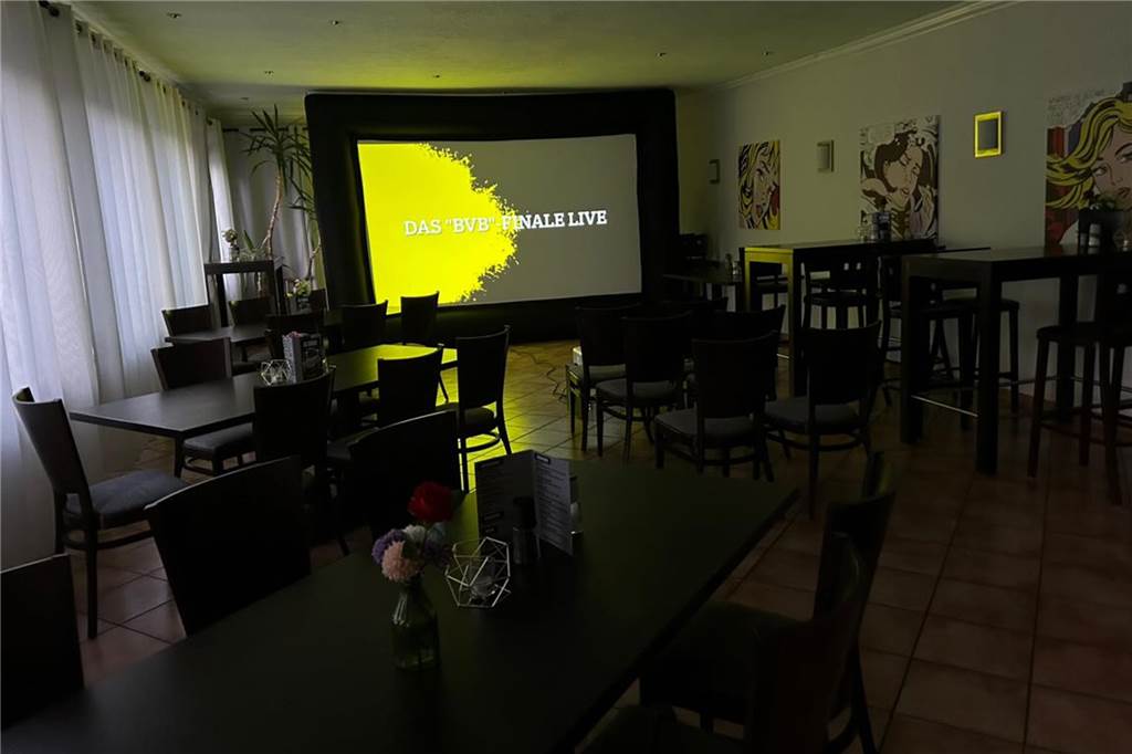In diesen Kneipen läuft das Finale: Eine verteilt kostenlose Würstchen Blick in das abgedunkelte Restaurant mit Leinwand.