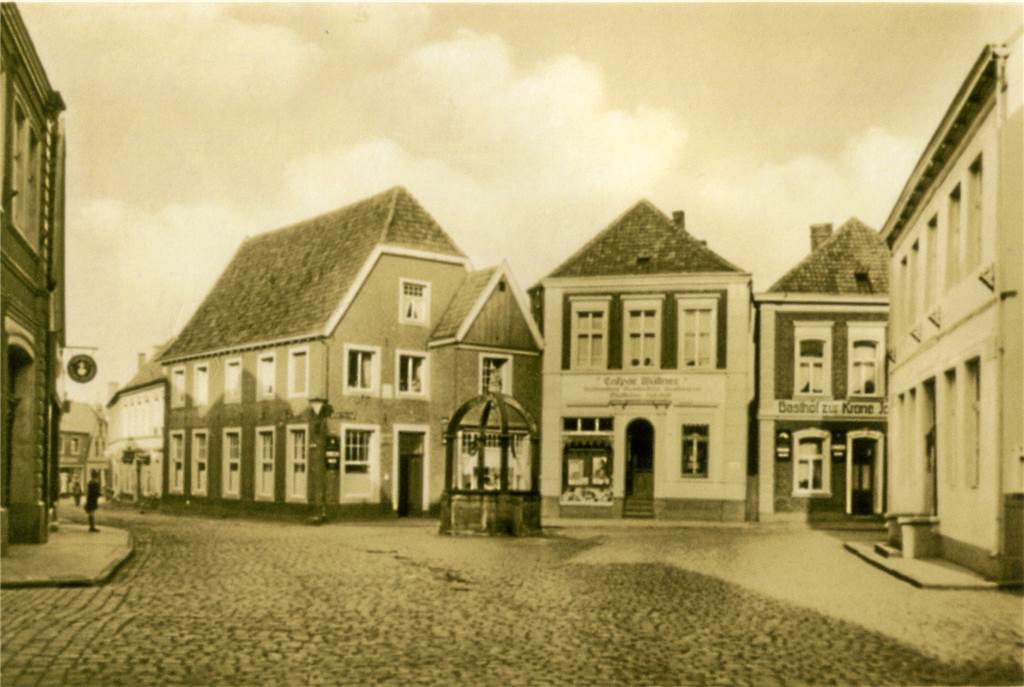 Bücher sorgen nach wie vor für viel Leben im Haus am Markt 11 in Stadtlohn Das Haus Wüllner (Mitte) nach dem Wiederaufbau. Das Gebäude war bei der Bombardierung am 12. März 1945 zerstört worden.