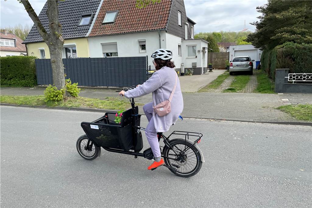 Castrop-Rauxeler Hebamme hat ein Lastenrad als Firmenfahrzeug Das Hebammen-Mobil ist knapp zwei Meter lang. Der Korb fasst 100 Liter.
