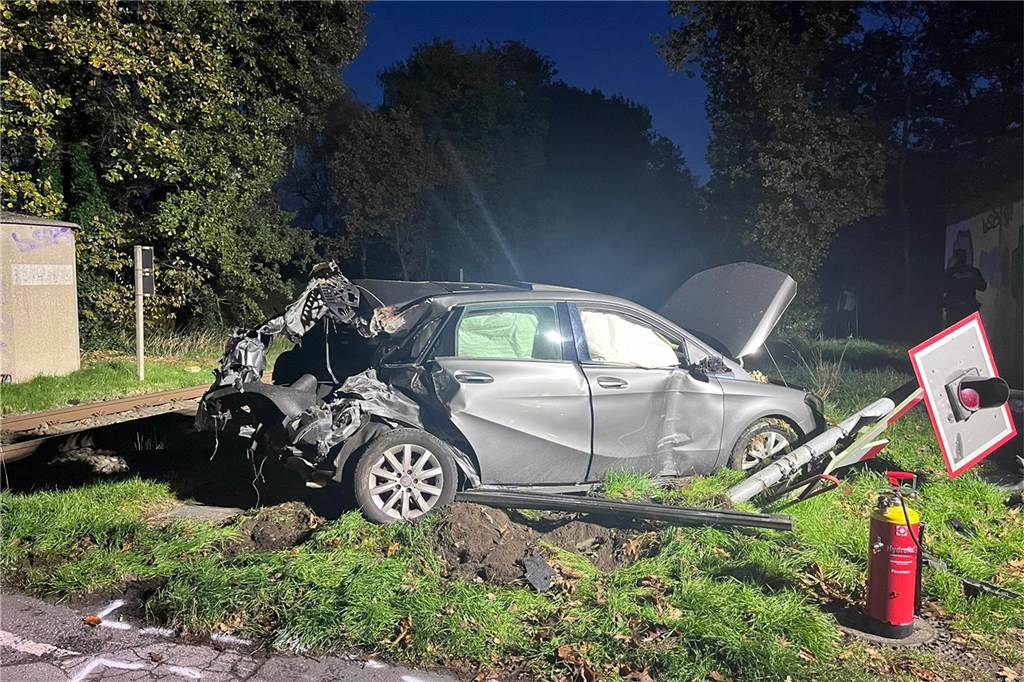 Schwerer Unfall: Pkw von Zug in Alstedde erfasst Das Heck des Autos ist vollkommen zerstört.