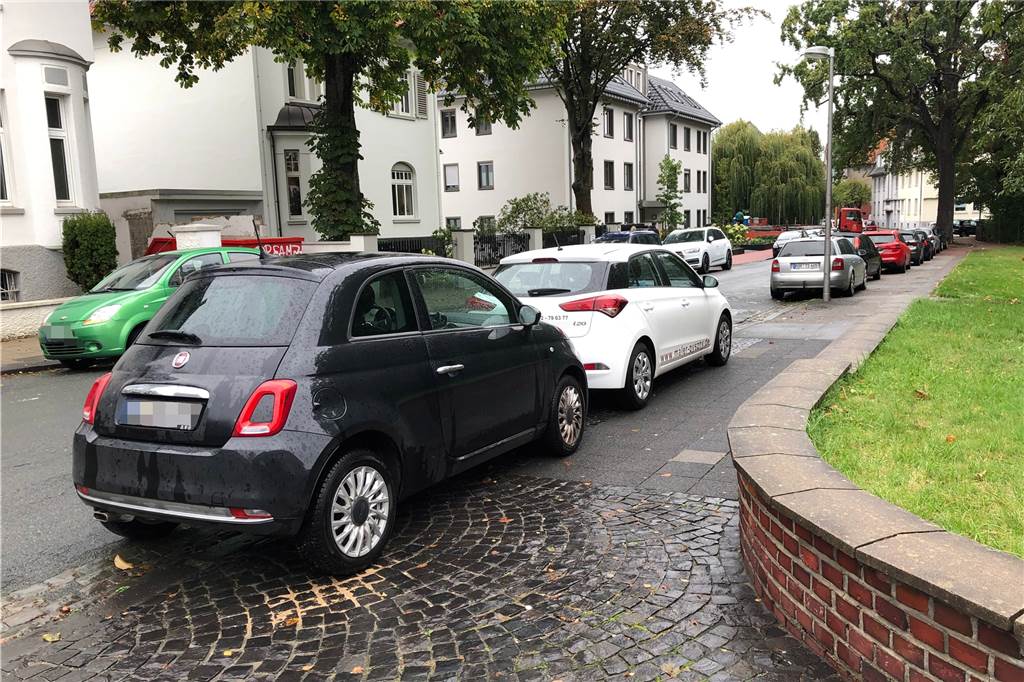Krasse Parkplatz-Not im Gerichtsviertel - So reagiert die Stadt auf zugeparkte Straßen Das Heck des Kleinwagens steht definitiv in der Einfahrt am Alten Postweg. Ein Beispiel dafür, wie eng es hier zugeht.