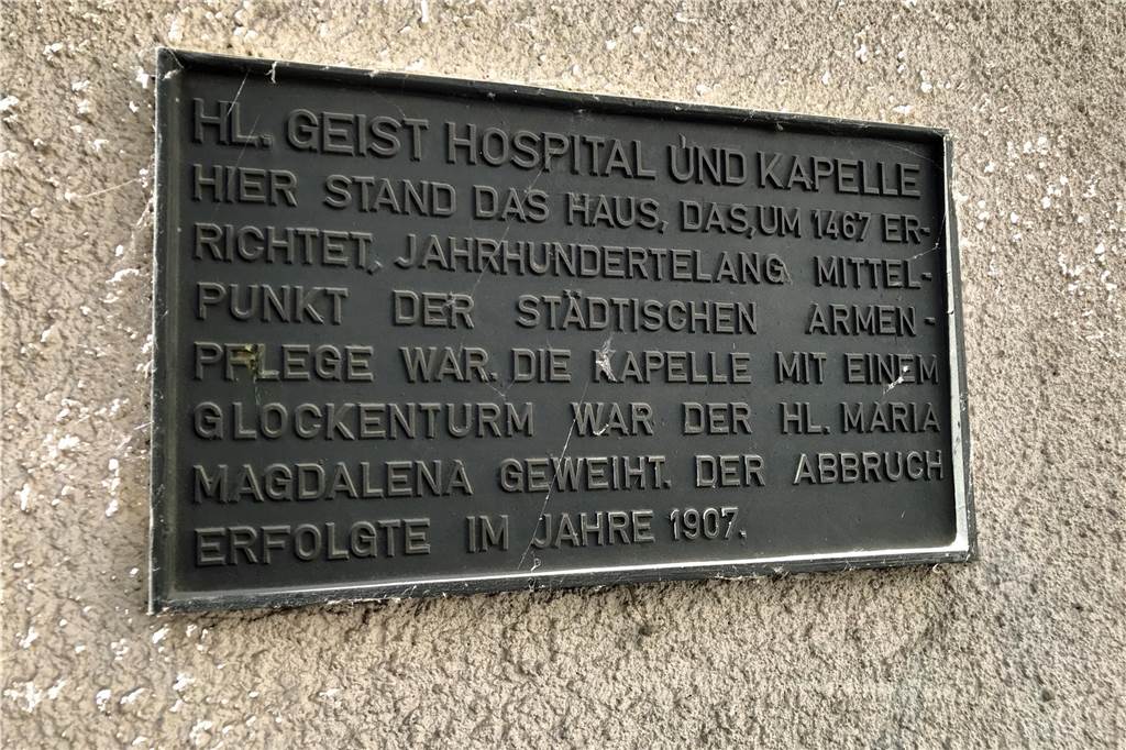 Das Heilig-Geist-Hospital stand einst gegenüber von Bücher Beckmann. Heute erinnert noch diese Tafel an die Einrichtung. 