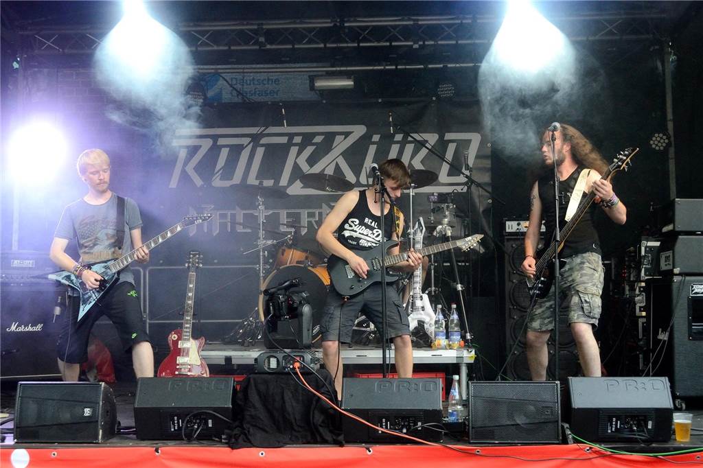 Heimatfest 2023 in Haltern: Künstler, Karussells und Preise im Überblick Eine Rockband steht auf der Bühne.