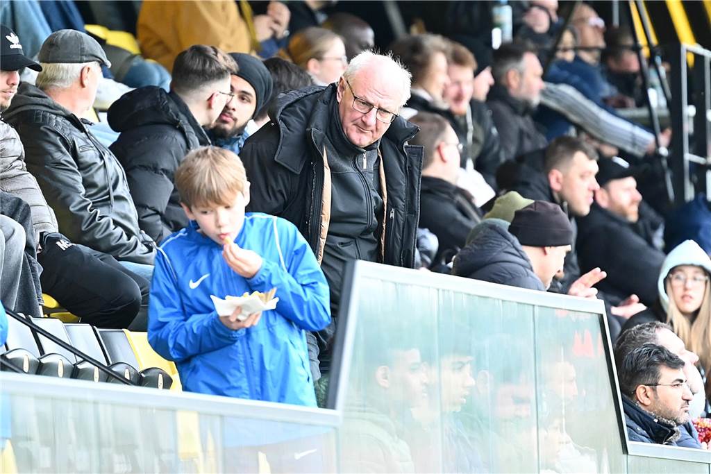 BVB-Poker mit Brunner wird zum Dauerthema: Geld, Perspektive und eine Grundsatzentscheidung Norbert Brunner steht auf der Tribüne im Jugendstadion.