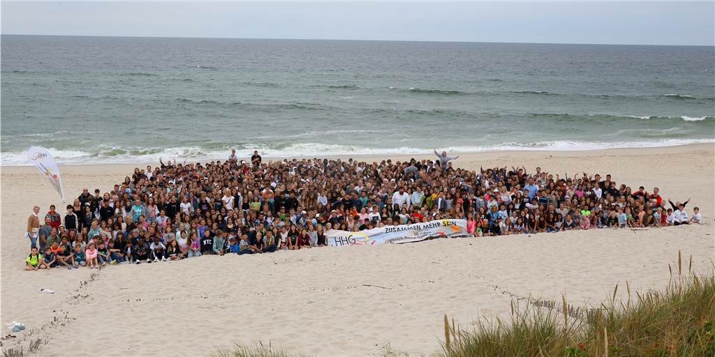 Wirre Zugfahrt: Gymnasium brauchte elf Stunden von Sylt nach Dortmund Das Heinrich-Heine-Gymnasium Dortmund am Strand von Sylt. Die ganze Schule fuhr mit dem Sonderzug auf die Insel. Die Rückfahrt war dann einigermaßen beschwerlich.
