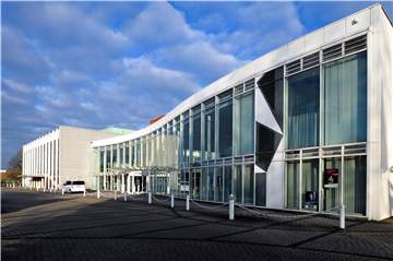 Das Heinz-Hilpert-Theater und der Hansesaal (r.), in dem auch derzeit das Servicebüro des Kulturbüros untergebracht ist. Auf die Fenster steht im Sommer die Sonne und lässt die Temperaturen in dem Büro steigen.