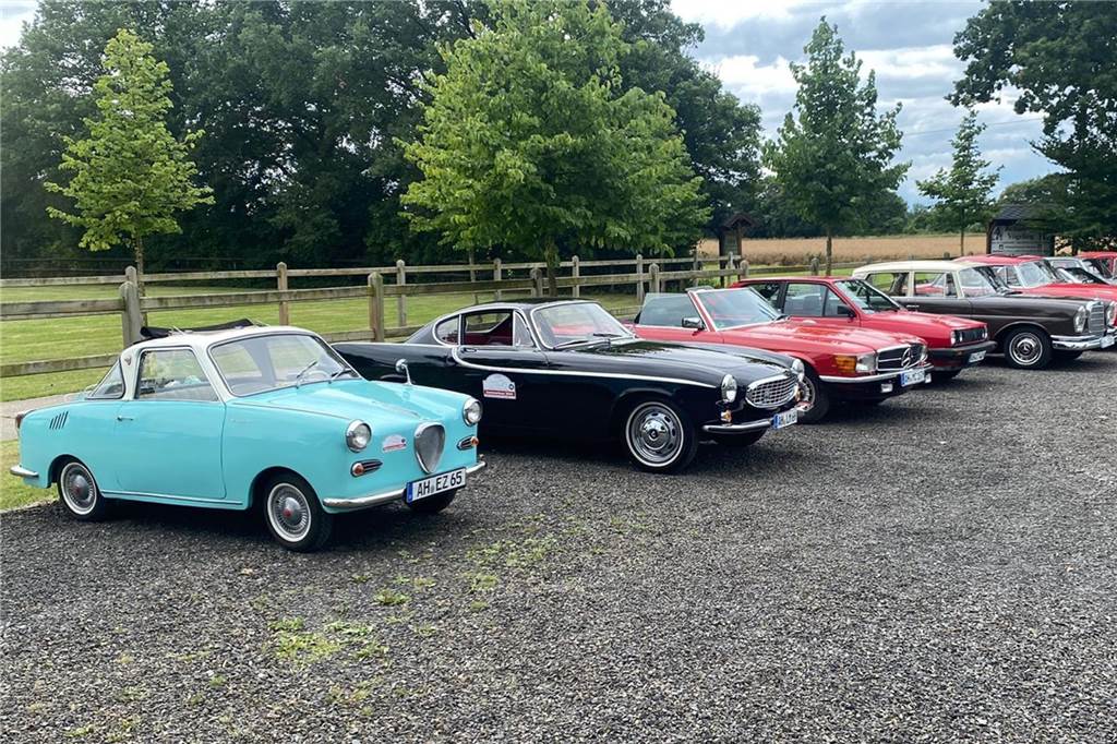 Das hellblaue Goggomobil machte neben den anderen Oldtimermodellen einen eher kleinen Eindruck.