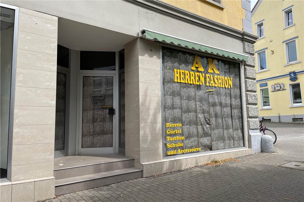 xxxx Herrenbekleidungsgeschäft in der Limbecker Straße, das vor kurzem geschlossen hat.