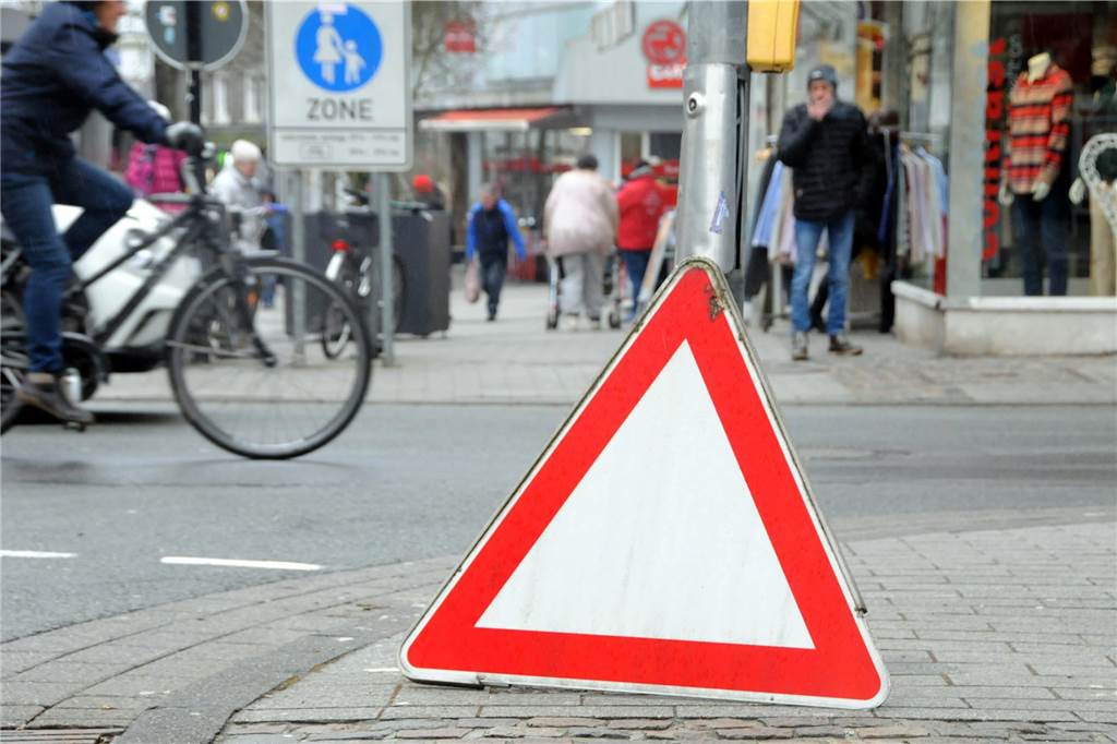 Ampel vor dem „Extrablatt“ krumm und kaputt: Wer war der Unfallfahrer? Ein Vorfahrt achten-Schild lehnt an einer Ampel in Schwerte.