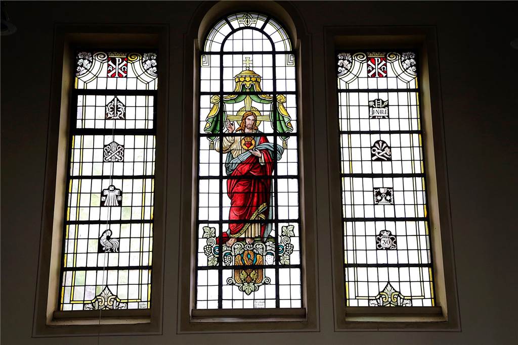 St. Antonius Lavesum wird 100: Festprogramm dauert ein ganzes Jahr Das Herz-Jesu-Fenster in St. Antonius