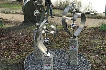 Das Herzsport-Denkmal am Stadtsee ist seit einigen Tagen wieder komplett. Das vordere kleine Herz war defekt und in Reparatur.