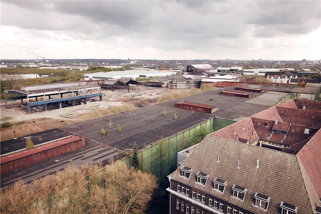 „Zukunfts-Campus“ an der Emscher: Die Fachhochschule Dortmund zieht es aufs HSP-Gelände Das Herzstück des HSP-Geländes hinter dem früheren Hoesch-Gebäude an der Rheinischen Straße (r.)..