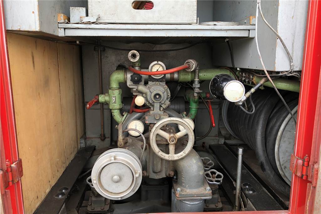 Mit Video: Runde Haube, lange Schnauze: Feuerwehr-Oldtimer begeistert Das Herzstück eines jeden Tanklöschfahrzeugs ist ganz hinten: die Pumpe. Der Wasserstand wird in einem kleinen Rohr links neben der Pumpe angezeigt: Liegt die orange Kugel da ganz unten, ist kein Wasser an Bord.