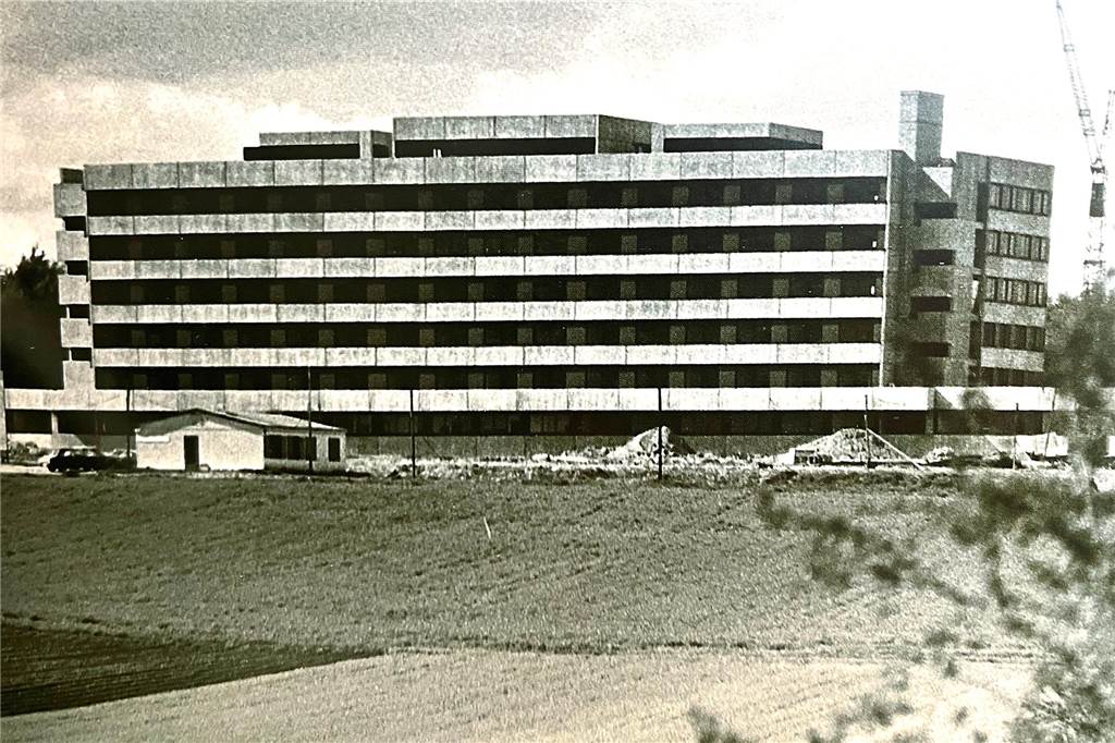 Dieses Bild zeigt den Krankenhaus-Neubau am Stadtwald in den 1970er-Jahren.  