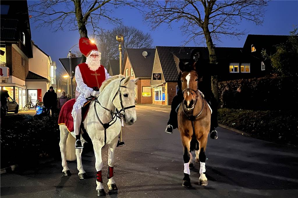 Der Nikolaus und Knecht Ruprecht sitzen auf ihren Pferden.