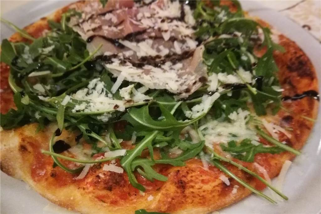 Bei Michele gibt es gutes Essen und familiäre Atmosphäre mit Wiedererkennungswert Das Highlight des Abends: die Pizza mit Rucola. Punktabzug gibt es da nur für die Größe.
