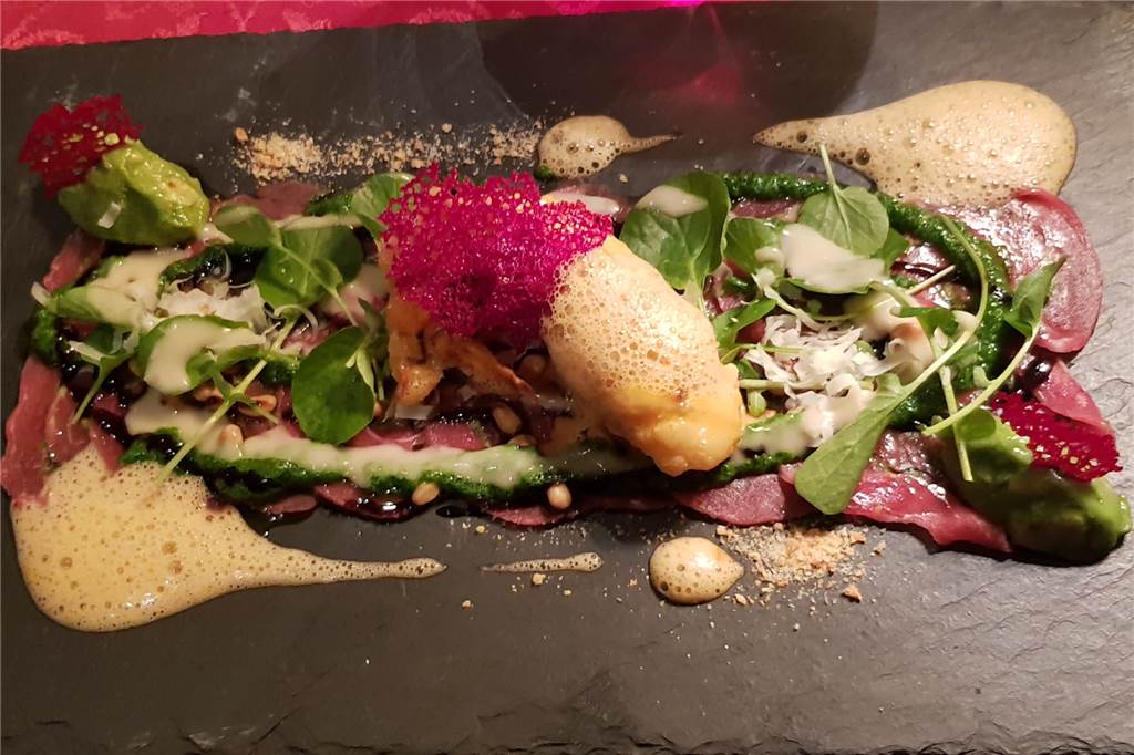 Ein Hauch von Sterne-Küche im Dorfgasthof Wissing Das Highlight des Abends: Gefülltes Rindercarpaccio mit Languste, Avocado-Sesam-Mango-Creme, Brunnenkresse, Rote-Beete-Gittern und Krustentier-Schaum.
