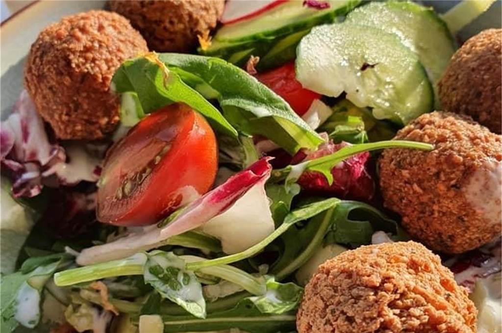 Vegane Pizza & Co. - Lido Azzurro bringt vegane Alternativen auf den Teller Falafelsalat mit Tomaten