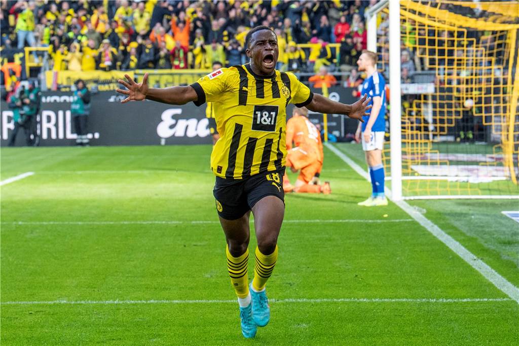 Youssoufa Moukoko bejubelt seinen Treffer gegen Schalke.