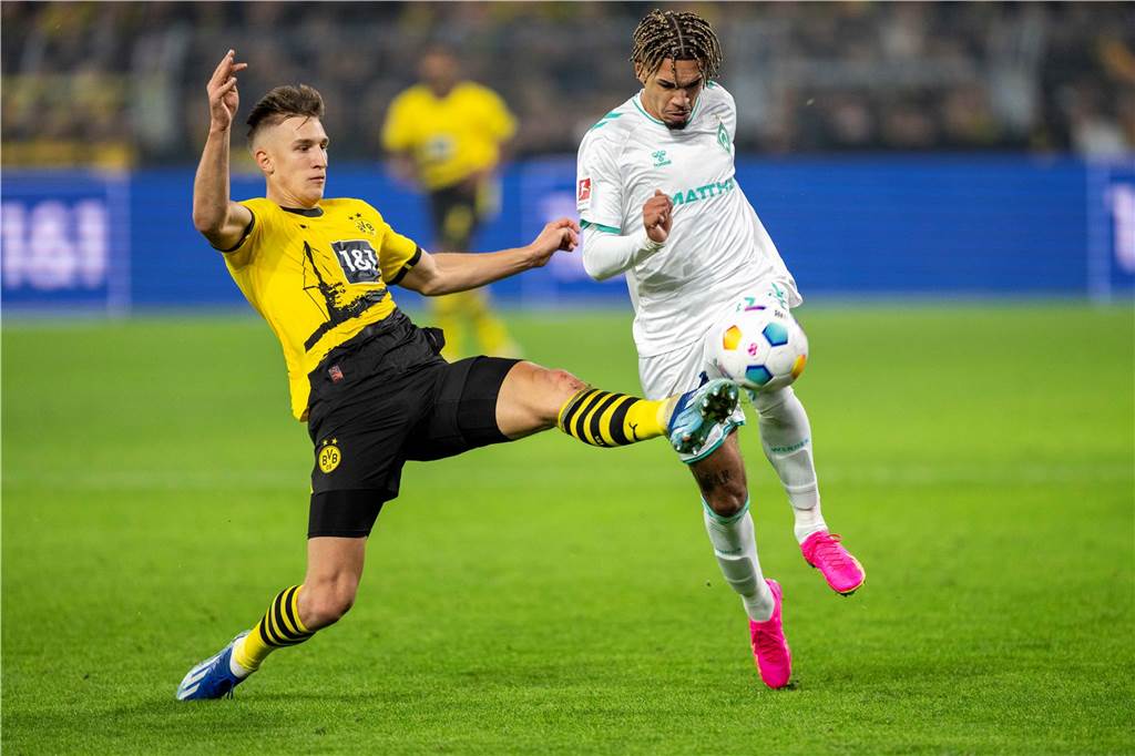 Nico Schlotterbeck im Zweikampf.