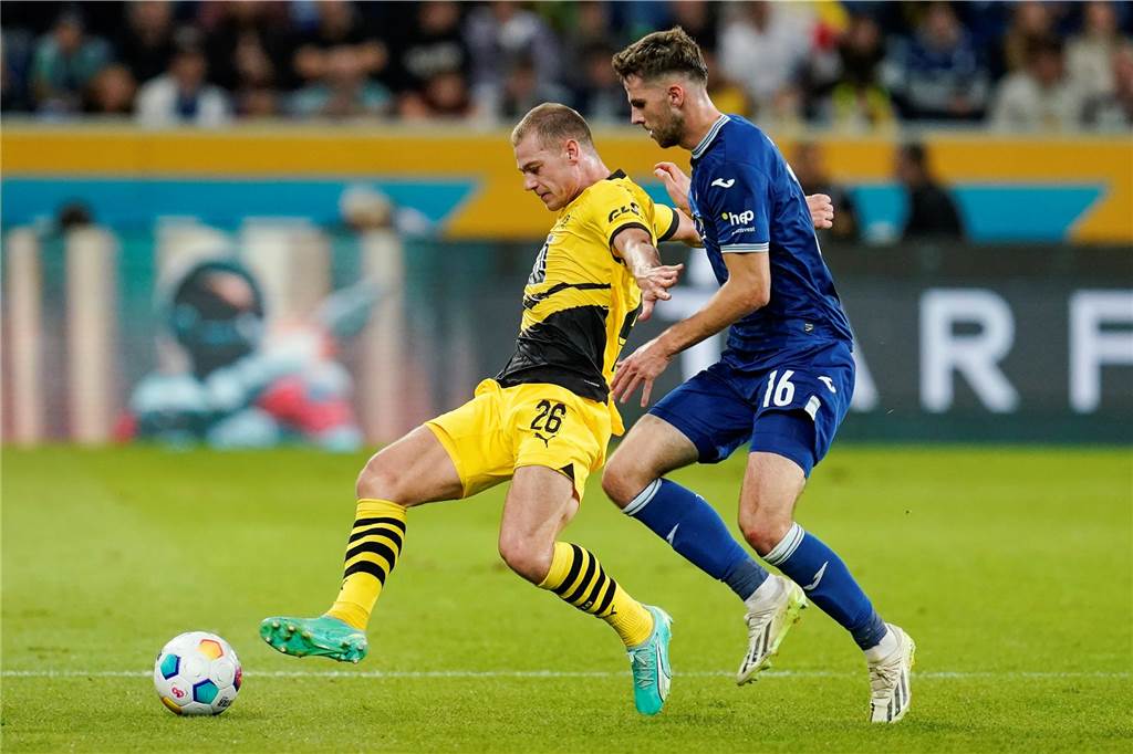 BVB gegen Hoffenheim live: So sehen Sie die Bundesliga in TV und Stream Julian Ryerson im Zweiiampf.
