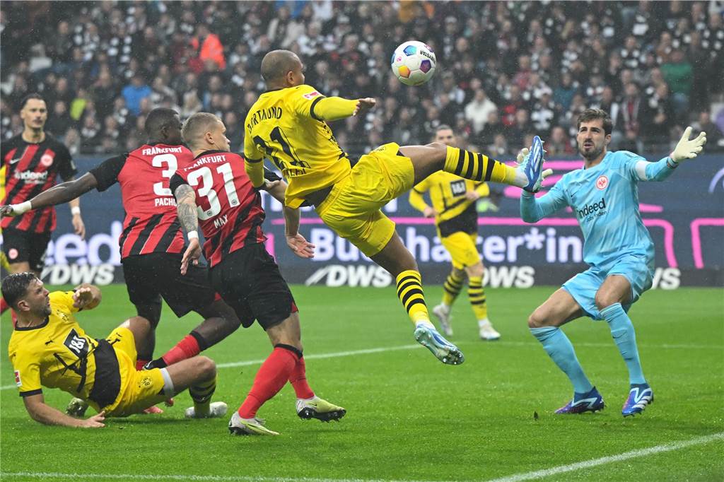 BVB gegen Eintracht Frankfurt live: So sehen Sie das Spiel in TV und Stream Donyell Malen fliegt Richtung Ball.