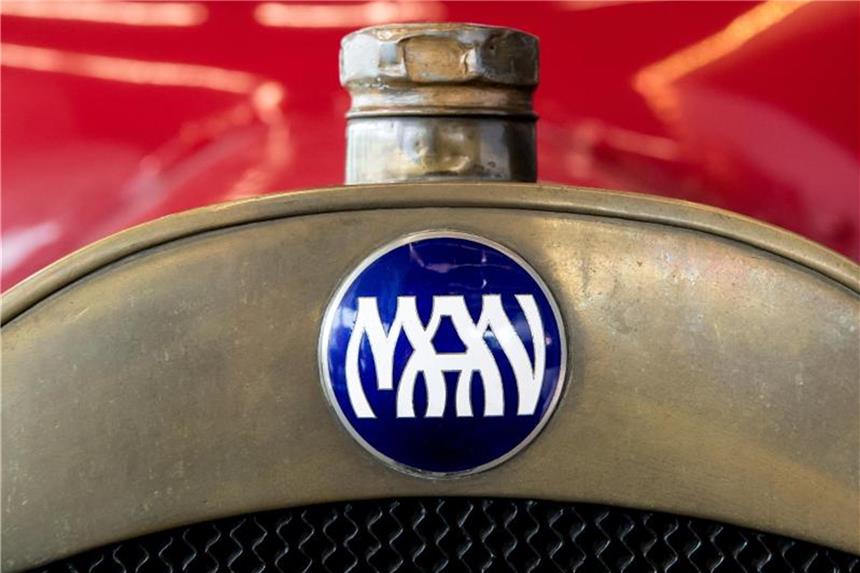 Traditionsunternehmen MAN wird aufgespalten Das historische Firmenlogo von MAN an einem alten Lkw. Foto: Sven Hoppe