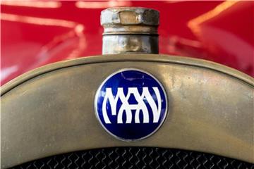 Das historische Firmenlogo von MAN an einem alten Lkw. Foto: Sven Hoppe