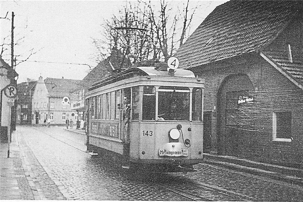 Das historische Foto von 1954 zeigt einen Triebwagen der Linie 4 in der Dortmunder Straße in Waltrop.