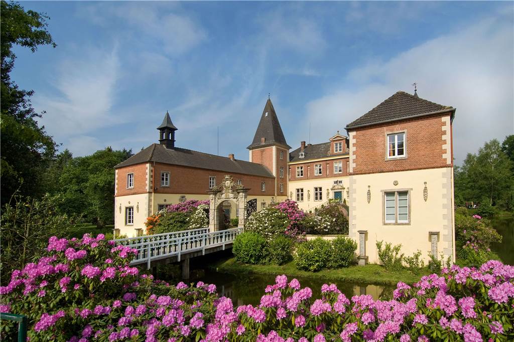 Ferienzentrum Schloss Dankern: Ein Paradies mitten im Emsland Das historische Wasserschloss bildet das Herzstück des Ferienzentrums Schloss Dankern.