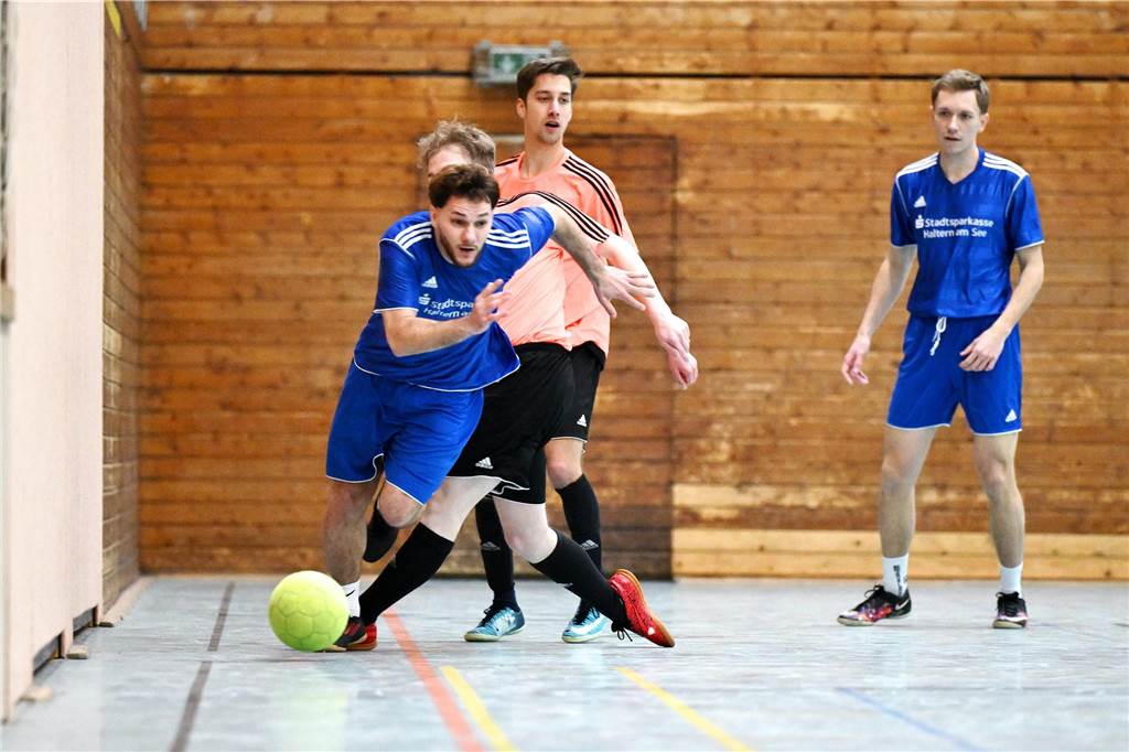 Das Hobbyturnier der IGF Haltern hat das Jahr 2025 fußballerisch eröffnet. Mit dabei waren viele bekannte Gesichter aus der Stadt. Im Finale setzte sich Alemania Haltern 47 gegen Brilon Wald knapp mit 1:0 durch.