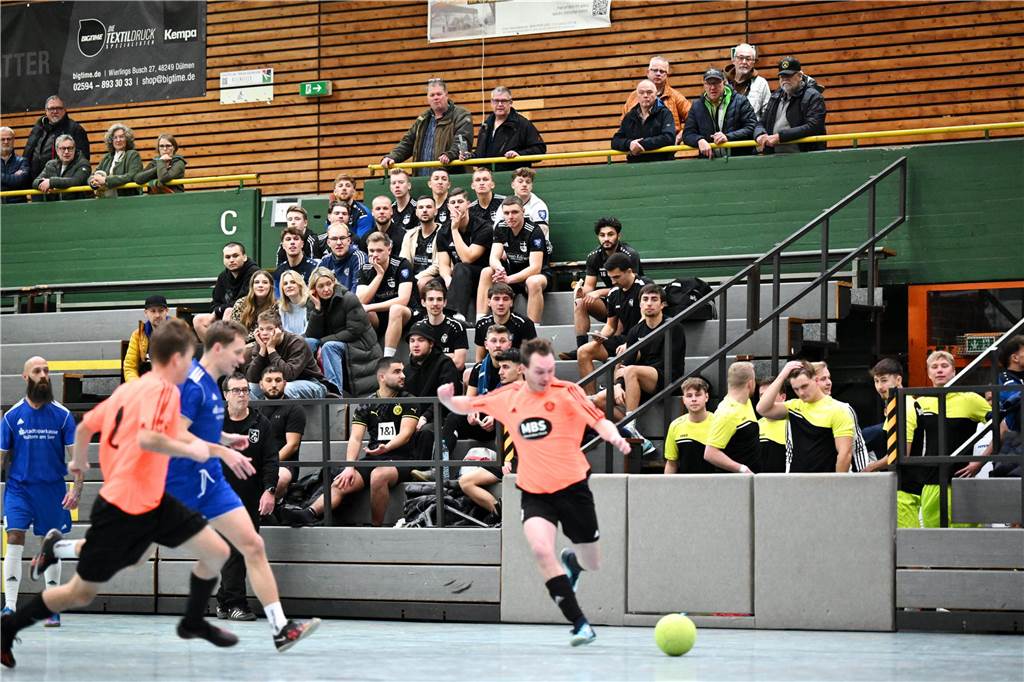 Das Hobbyturnier der IGF Haltern hat das Jahr 2025 fußballerisch eröffnet. Mit dabei waren viele bekannte Gesichter aus der Stadt. Im Finale setzte sich Alemania Haltern 47 gegen Brilon Wald knapp mit 1:0 durch.
