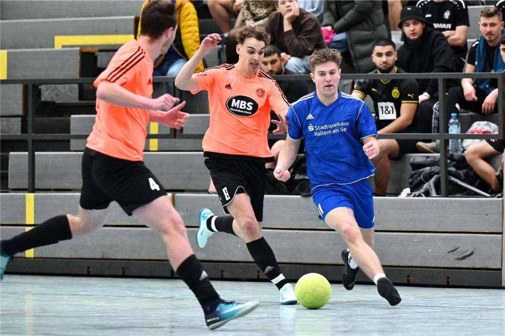 Das Hobbyturnier der IGF Haltern hat das Jahr 2025 fußballerisch eröffnet. Mit dabei waren viele bekannte Gesichter aus der Stadt. Im Finale setzte sich Alemania Haltern 47 gegen Brilon Wald knapp mit 1:0 durch.