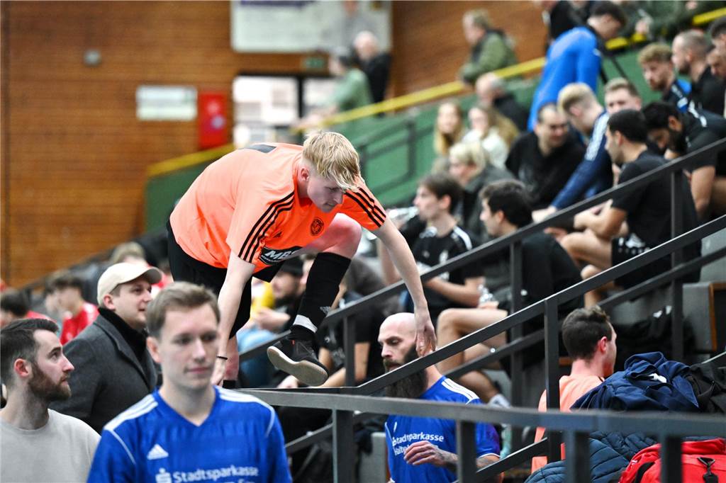 Das Hobbyturnier der IGF Haltern hat das Jahr 2025 fußballerisch eröffnet. Mit dabei waren viele bekannte Gesichter aus der Stadt. Im Finale setzte sich Alemania Haltern 47 gegen Brilon Wald knapp mit 1:0 durch.