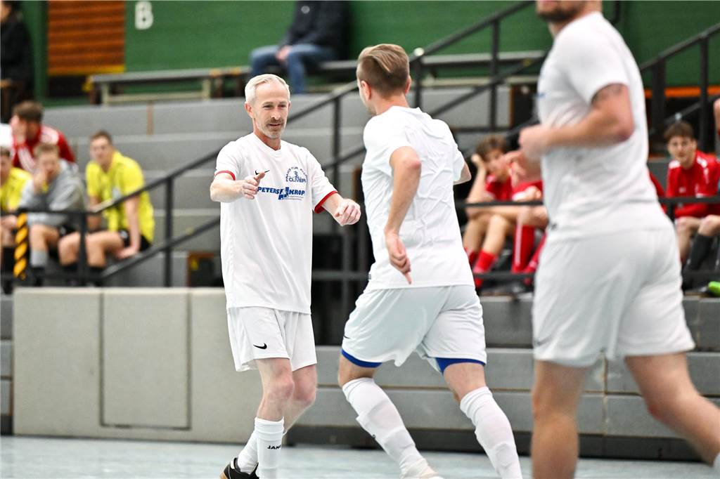 Das Hobbyturnier der IGF Haltern hat das Jahr 2025 fußballerisch eröffnet. Mit dabei waren viele bekannte Gesichter aus der Stadt. Im Finale setzte sich Alemania Haltern 47 gegen Brilon Wald knapp mit 1:0 durch.