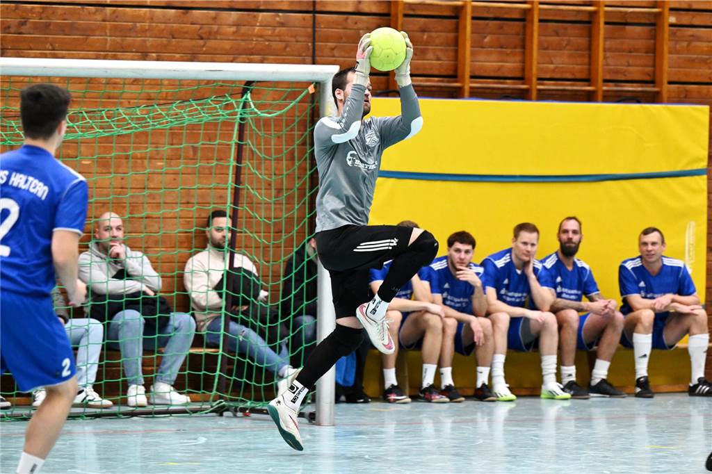Das Hobbyturnier der IGF Haltern hat das Jahr 2025 fußballerisch eröffnet. Mit dabei waren viele bekannte Gesichter aus der Stadt. Im Finale setzte sich Alemania Haltern 47 gegen Brilon Wald knapp mit 1:0 durch.