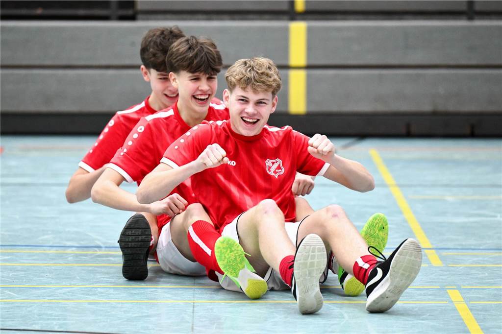 Das Hobbyturnier der IGF Haltern hat das Jahr 2025 fußballerisch eröffnet. Mit dabei waren viele bekannte Gesichter aus der Stadt. Im Finale setzte sich Alemania Haltern 47 gegen Brilon Wald knapp mit 1:0 durch.